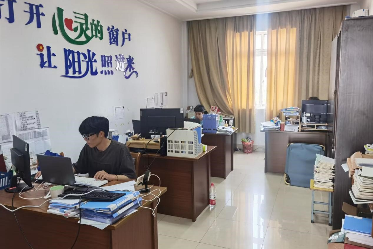 图4  参赛选手们认真专注参加竞赛.jpg